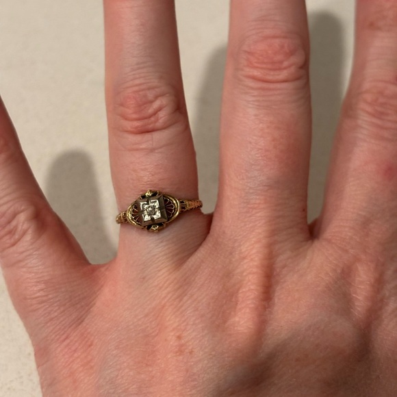 Elegant Gold Ring with Gemstone - Picture 1 of 4